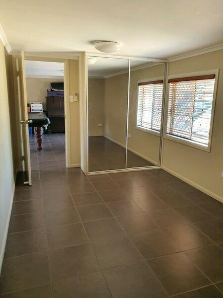 Ives Street Kirwan - Large Room & bathroom