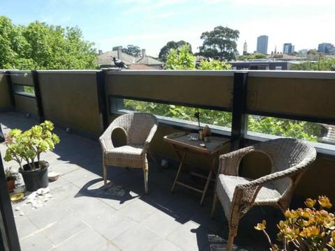 1 Room with balcony and own bathroom in St.Kilda