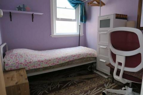 VERY SMALL VERY CHEAP PRIVATE CLEAN ROOM IN PADDINGTON