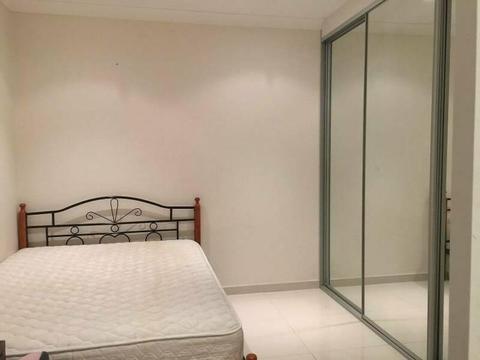 Modern Master Room with ensuite $260 per week- Close to train station!