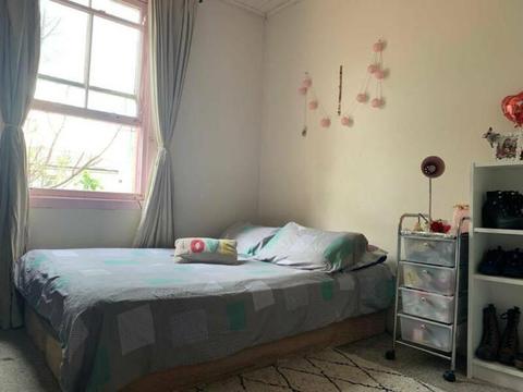 Large room in ideal location Newtown