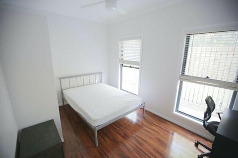 Modern spacious bedroom available for rent! CLOSE TO CITY!!!!