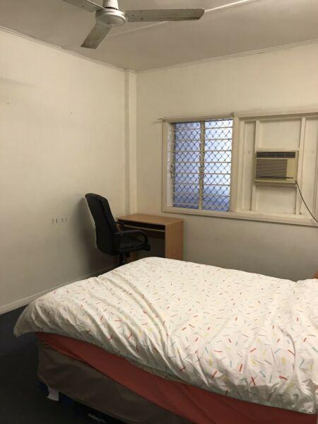 5 min to Central, Double bedroom available now