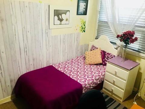 Private SINGLE ROOM Richmond for FEMALE STUDENT or Traveller