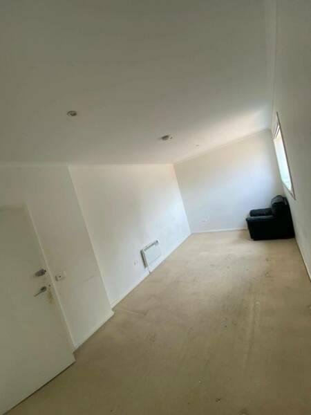 Cheap Big room in Notting Hill apartments available. Opp Monash Uni