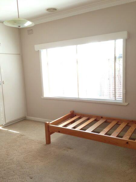Large bedroom in Ivanhoe, close to public transport