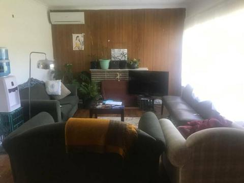 Reservoir Room for Rent. 5mins to Tram and Shop / $140pw. Uni Close