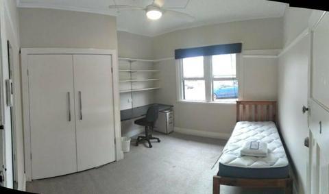 4 Bed Student House, Inc cleaner and Bills. 300metres to Uni