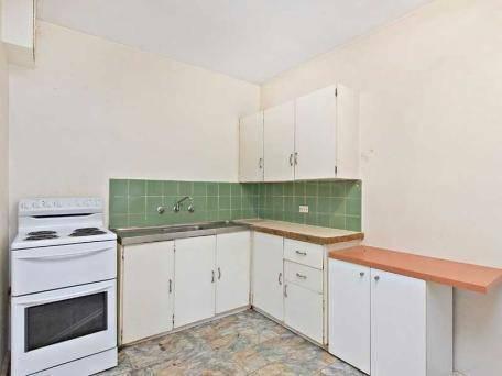 bright and sunny 2 bedroom unit, 5 min to Strathfield Station