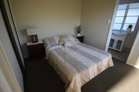 One Bedroom Unit walk to train, bus & shops Coopers Plains Qld 4108