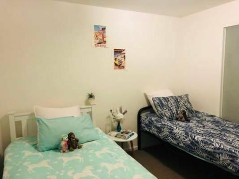 One bed available NOW for girls! shared room Southbank 3006
