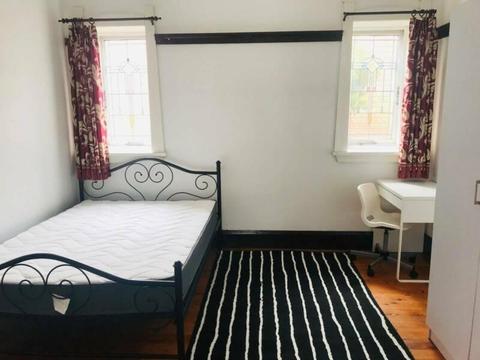 Extra large room close to Chatswood shops and station