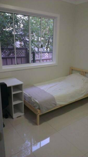 FEMALE ONLY furnished room 6 min walk to Eastwood station
