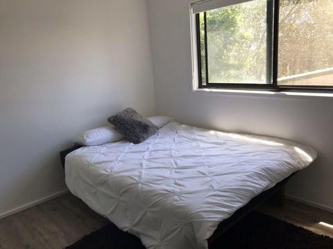 Large Room, built in, close to Uni & Hospital, great housemates