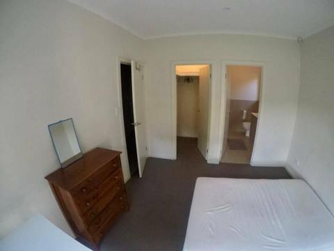 Master room with private bathroom for rent Netley !!