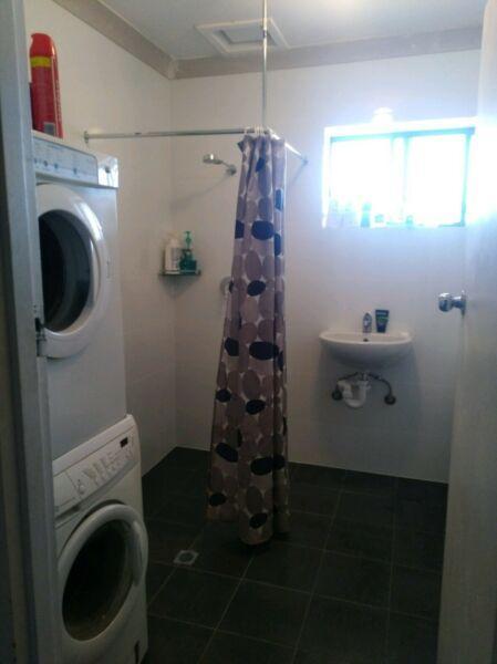 to share 2 bedroom flat 1 for share