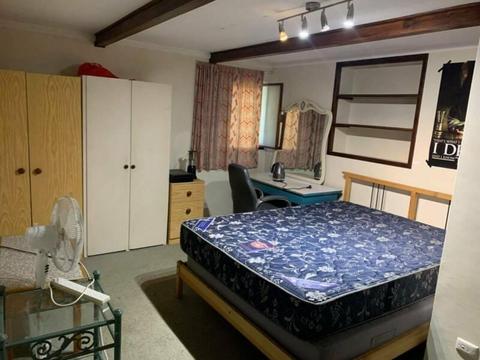 LARGE PRIVATE ROOM AVAILABLE SHAREHOUSE NEAR FLINDERS UNI BEDFORD PARK