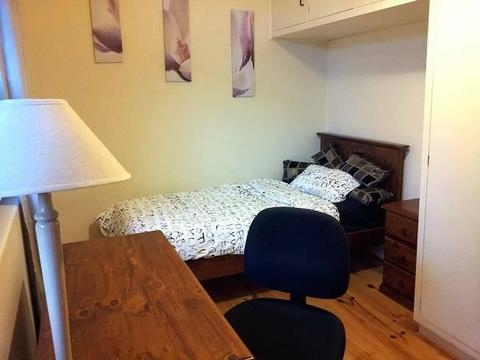 TEMPORARY- 4 weeks: Student room for rent-1 min walk to Flinders Uni