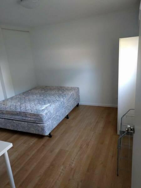 Two rooms available to rent near Oakleigh Station $150/W