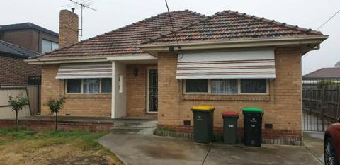 2 rooms for rent in a 4 bedrooms House in Essendon