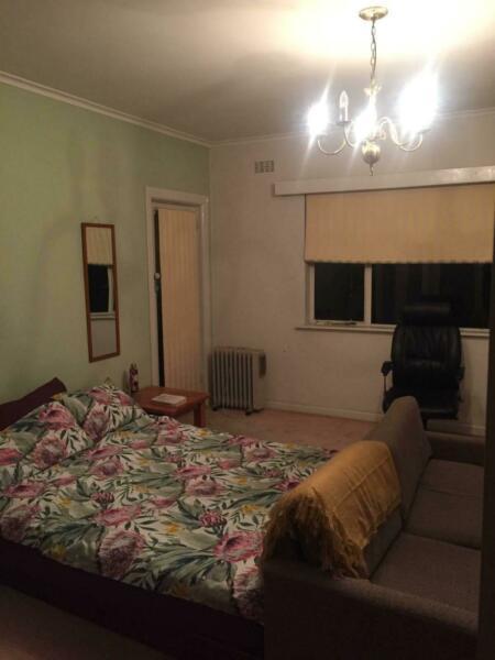 Large room to sublet for 3 weeks in St Kilda/Chapel Street