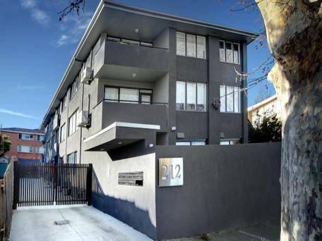 Fully furnished 3 bedroom Apartment in St. Kilda- great location