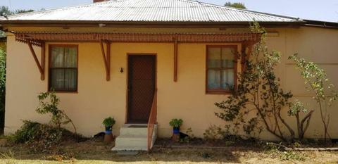3 bedroom cottage 1 hour 15 minutes to Northbourne Ave, 1176 Sqm