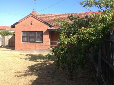 Lovely Art Deco Red Brick home in central Newtown (Geelong)