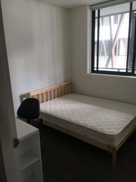 spacious room to rent close to train station