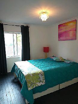 Large furnished room in Arty apartment...located in Macgregor!