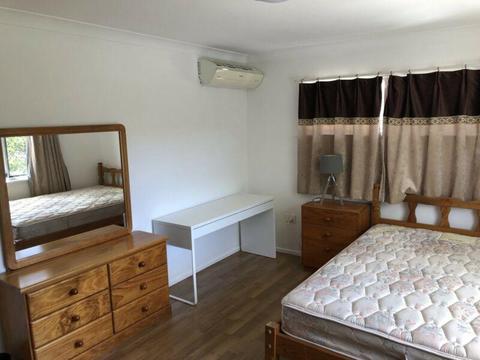 Spacious Ensuite Room with A/C: very accessible to Sunnybank and City
