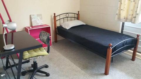 Room for rent 5 minutes walk to JCU/ hospital Bills Wifi Included