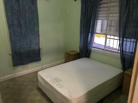LARGE SINGLE ROOM IN WEST END.. FULLY FURNISHED!!! FREE WIFI