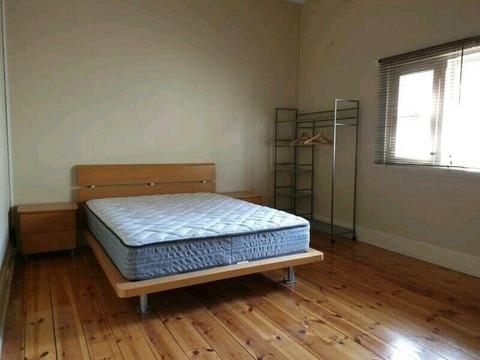 Large room to rent in the excellent Thebarton!