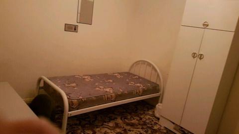 Spacious Single Room w. FREE Wi-Fi Access & House Cleaning