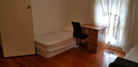 Shared room available in Burwood, walking distance to Deakin
