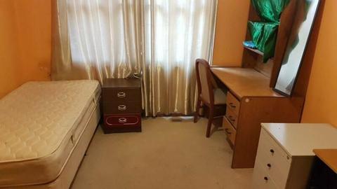 Mitcham House, 3 Minutes Walk to Shops and Railway Station