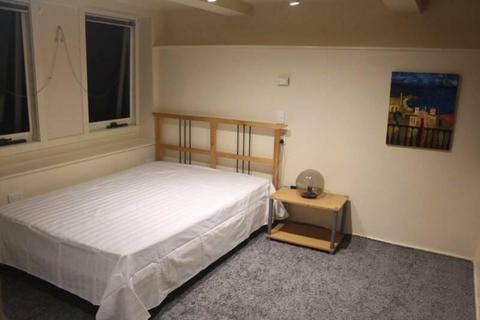 one bedroom with study room easy way to Doncaster/Bawlyn