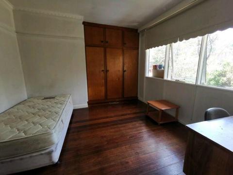 Large room for rent in Mount Waverley 500$ per month including bills