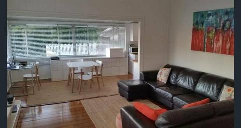 2 BR FURNISHED Stroll to town and beach in 3 mins
