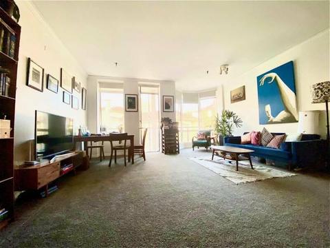 KIRRIBILLI: Top level, BRIGHT and Sunny two bedroom apartment