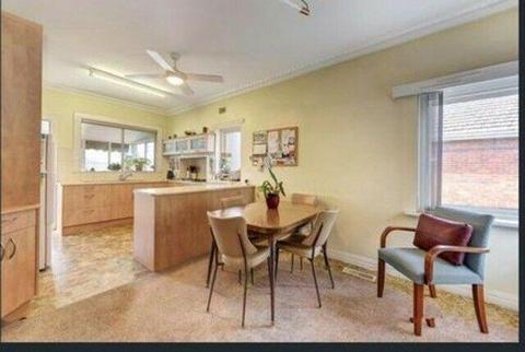 Furnished whole house for rent. （elgar rd, burwood)