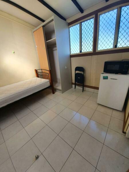 Room for rent 5 minutes walk at Rooty hill station. Preferred pinoy