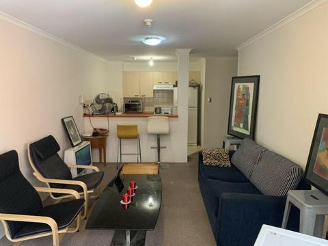 Room in 2 bed apartment Windsor Plaza, best location, cheap!