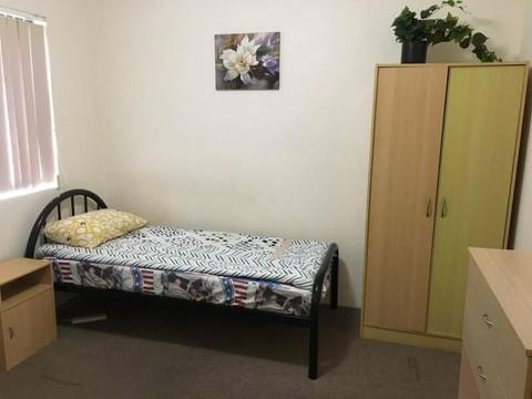 Close to city, spacious single room for 1 girl in Waterloo/Redfern