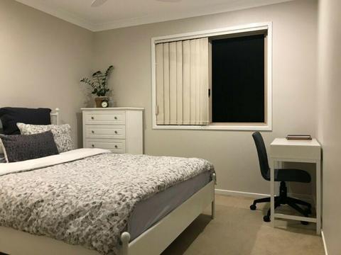 Room in Beautiful Townhouse Close to Westfield Chermside