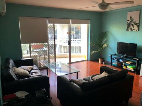 Single room with private balcony in the heart of Surfers Paradise!