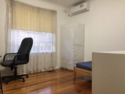 Room available for rent in Chadstone near Shopping Centre