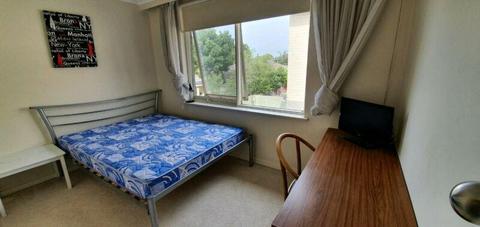 Housemates wanted, bedroom available in Caulfield North
