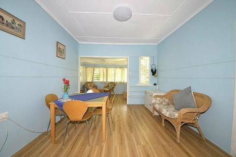 Fully furnished home walk to the best schools and Taringa train statio